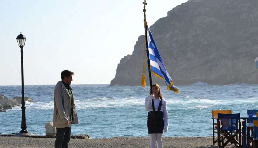 28η Οκτωβρίου - Νάξος: Χειροκροτήματα και «μπράβο» για την μαθήτρια που παρέλασε μόνη της στο χωριό Απόλλωνας