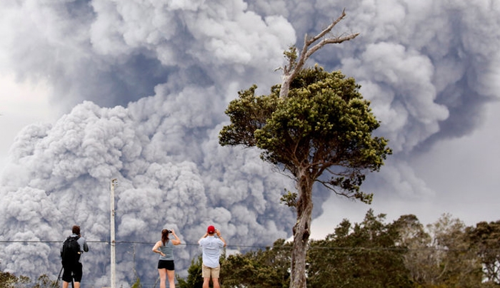 Το ηφαίστειο Κιλαουέα εκτοξεύει τέφρα στα 9.000 μέτρα