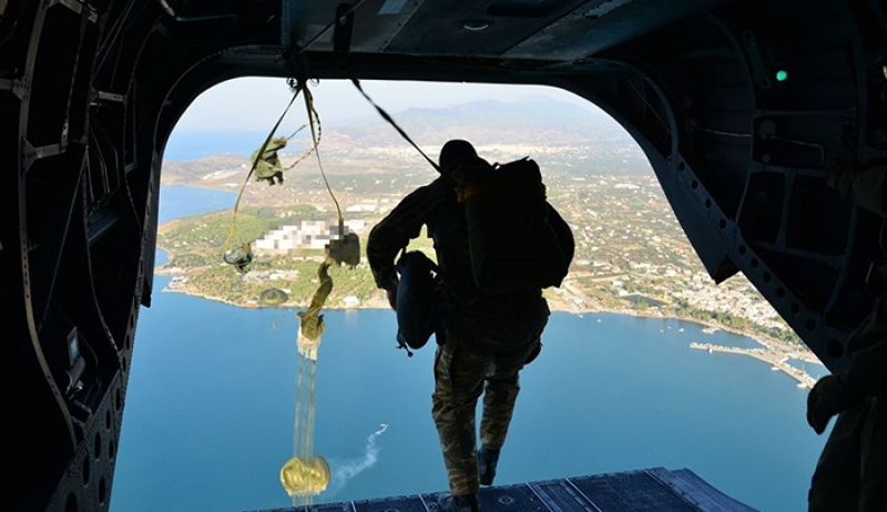 ΓΕΣ: «Διείσδυση» από… ψηλά – Άλματα με αλεξίπτωτο από ελικόπτερο CHINOOK