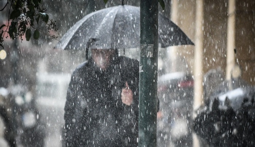 Ξανά με ομπρέλες: Κακοκαιρία με καταιγίδες και λασποβροχές το Σαββατοκύριακο