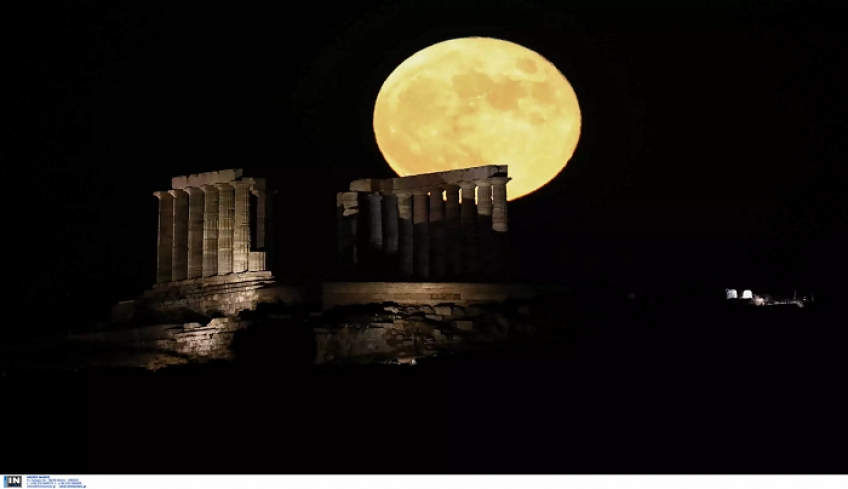 Μάγεψε το φεγγάρι του “κόκκινου ελαφιού”! Εντυπωσιακές εικόνες από το Σούνιο