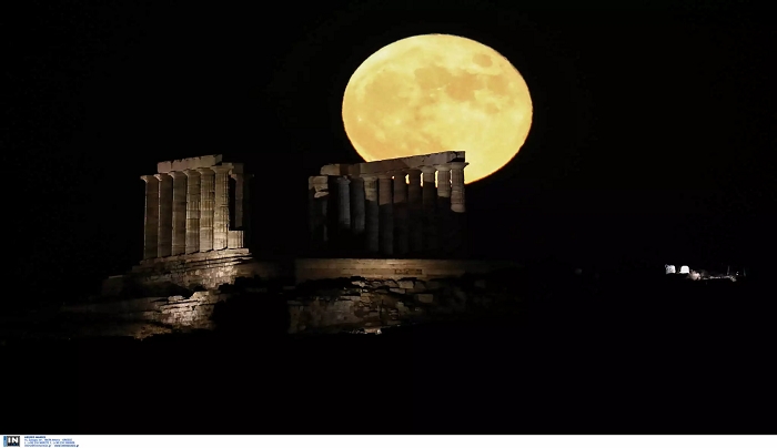 Μάγεψε το φεγγάρι του “κόκκινου ελαφιού”! Εντυπωσιακές εικόνες από το Σούνιο