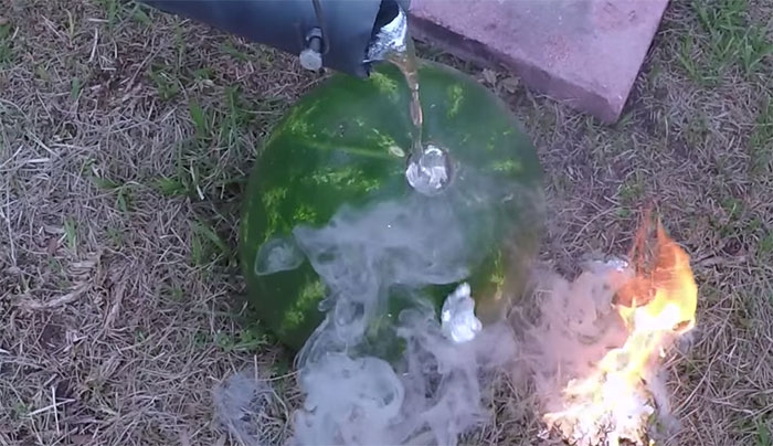 ΔΕΙΤΕ τι θα συμβεί αν ρίξεις λιωμένο αλουμίνιο μέσα σε ένα καρπούζι!! (Video)