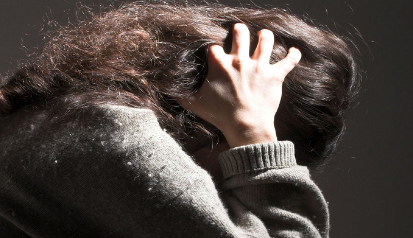 «Με είχε καθισμένη σε έναν καναπέ και με χτυπούσε στο κεφάλι για έξι ώρες» – Η ιστορία της «Κατερίνας» από τη Ρόδο