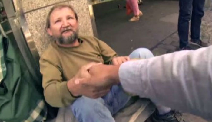 Ένας νεαρός ζητά από έναν άστεγο να δανειστεί για λίγο τον κουβά του... θα ξεσπάσετε σε δάκρυα! (Βίντεο)