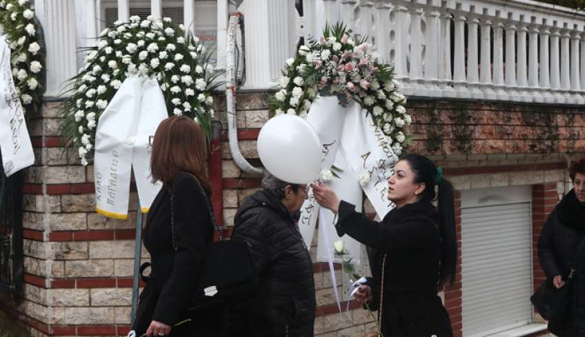 Στιγμές αρχαίου δράματος στις κηδείες των θυμάτων - Κουφέτα και λευκά μπαλόνια στη μνήμη τους
