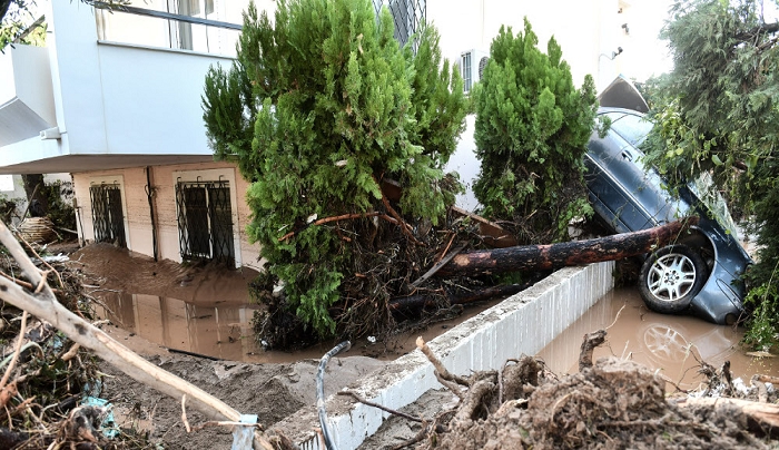 Αυτοψία Καραμανλή στη Κινέτα: Ζημιές σε περισσότερα από 300 σπίτια