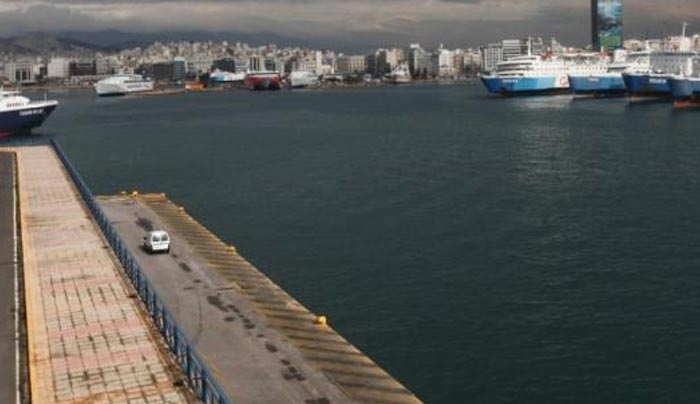 Συνεχίζουν τις κινητοποιήσεις τους οι εργαζόμενοι στα λιμάνια του Πειραιά και της Θεσσαλονίκης