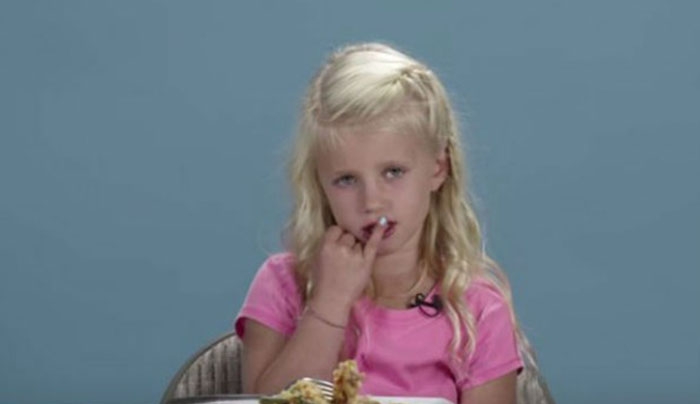 Οι αντιδράσεις μικρών παιδιών, όταν δοκιμάζουν εξωτικά φαγητά!