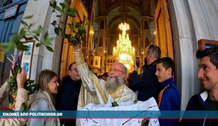 H Πρώτη Ανάσταση στη Χίο με τον viral "ιπτάμενο" ιερέα [εικόνες - βίντεο]