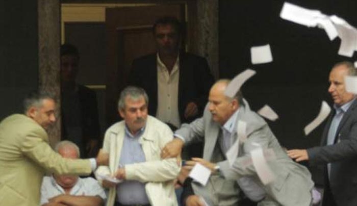 Χαμός στη Βουλή: Πρώην βουλευτές του ΣΥΡΙΖΑ πέταξαν φυλλάδια -«Ιδιωτικοποιήστε και τη μάνα σας» [εικόνες]