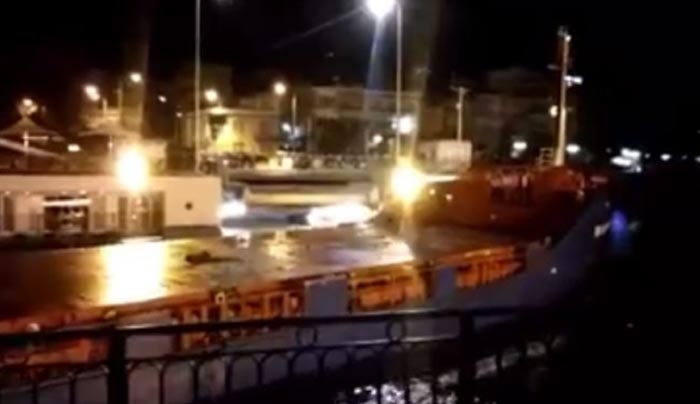 Πλοίο προσέκρουσε στη γέφυρα του Ευρίπου - ΒΙΝΤΕΟ