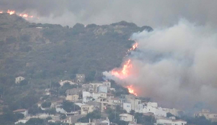 Φωτιά στη Λακωνία: Κάηκαν σπίτια, εκκενώθηκαν χωριά και μία κατασκήνωση - Φόβοι λόγω των ισχυρότατων ανέμων!