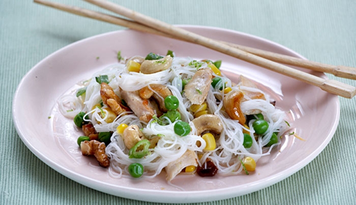 Κινέζικη σαλάτα με νουντλς και ξηρούς καρπούς