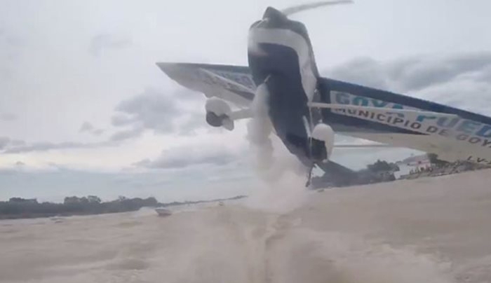 Απίστευτο βίντεο: Αεροπλάνο περνάει ξυστά από βάρκα ψαράδων στην Αργεντινή