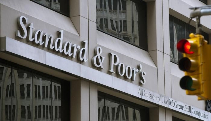 Εκθεση-σοκ από την S&amp;P: Κίνδυνος χρεοκοπίας της Ελλάδας και το 2016
