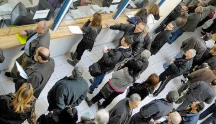 Νέο ψαλίδι στα επιτόκια καταθέσεων