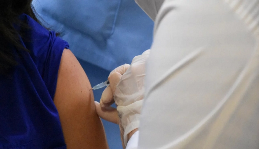 Απίστευτο: Πήγε να κάνει το εμβόλιο και έφυγε τρέχοντας με τη σύριγγα στο μπράτσο! [βίντεο]