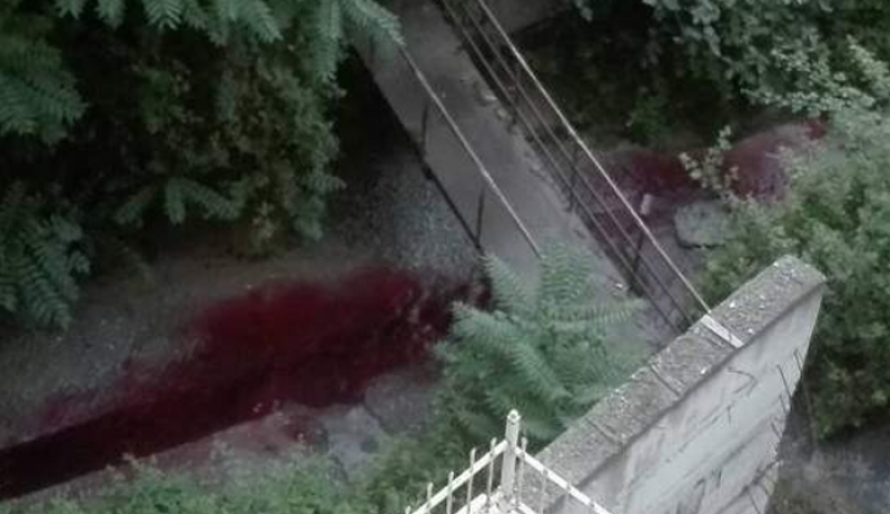 Ανεξήγητο φαινόμενο στη Θεσσαλονίκη -Ρέει κόκκινο ποτάμι και βάφει το μπετόν [βίντεο]