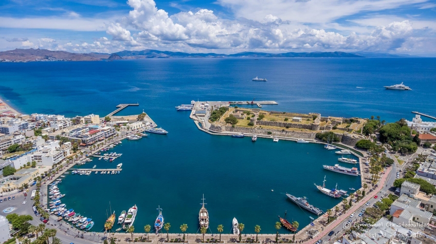 “Ο Δήμος Κω αναλαμβάνει πρωτοβουλία αισθητικής παρέμβασης για την προσωρινή αποκατάσταση των ζημιών στο εσωτερικό λιμάνι.”