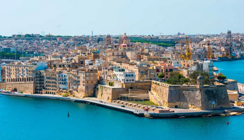 Η Μάλτα γίνεται η πρώτη χώρα της ΕΕ που κλείνει τα σύνορα σε όλους τους ανεμβολίαστους επισκέπτες