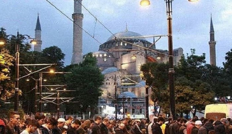 Εικόνες από το νέο προκλητικό σόου των Τούρκων: Προσευχήθηκαν έξω από την Αγιά Σοφιά - ΒΙΝΤΕΟ