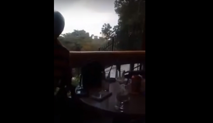 Βίντεο: Σοκ σε παρέα στη Ρόδο, έσκασε δίπλα τους κεραυνός!