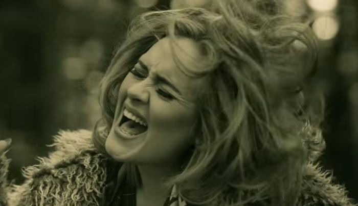 Η Adele επιτέλους αποκαλύπτει τι σημαίνει για ποιόν γράφτηκε το «Hello»