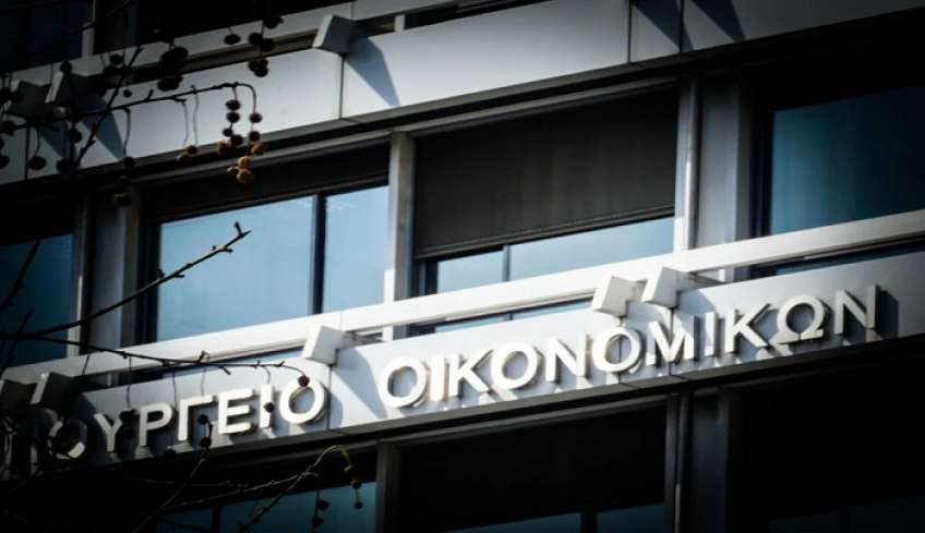 Κατατέθηκε το Ελληνικό Πρόγραμμα Σταθερότητας 2023-2026 στην Κομισιόν -Τι προβλέπει για ΦΠΑ, μισθούς, επιδόματα, ασφαλιστικές εισφορές