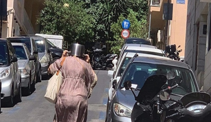 Viral: Η κυρία με την κατσαρόλα στο κεφάλι σαν κράνος, στο Κολωνάκι, μετά το σεισμό [εικόνα]