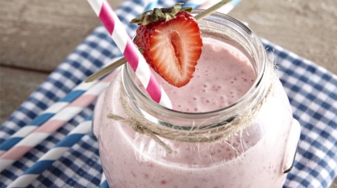 Smoothie φράουλα -γιαούρτι με σιρόπι αγάβης