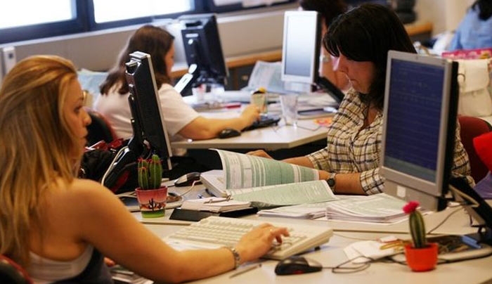 Στο στόχαστρο της εφορίας μισθωτοί, συνταξιούχοι, ακίνητα και ΙΧ