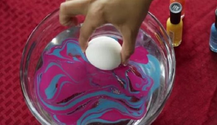 Βουτάει ένα αυγό σε ένα μπολ γεμάτο με νερό και βερνίκι νυχιών. Το τελικό αποτέλεσμα; (Βίντεο)