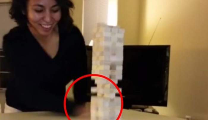 Με ένα "τουβλάκι" Jenga... έσπασε το ίντερνετ! (βίντεο)
