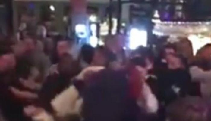 Απίστευτος καυγάς στην Βρετανία: 100 πελάτες αντάλλαξαν γροθιές και κλωτσιές [βίντεο]