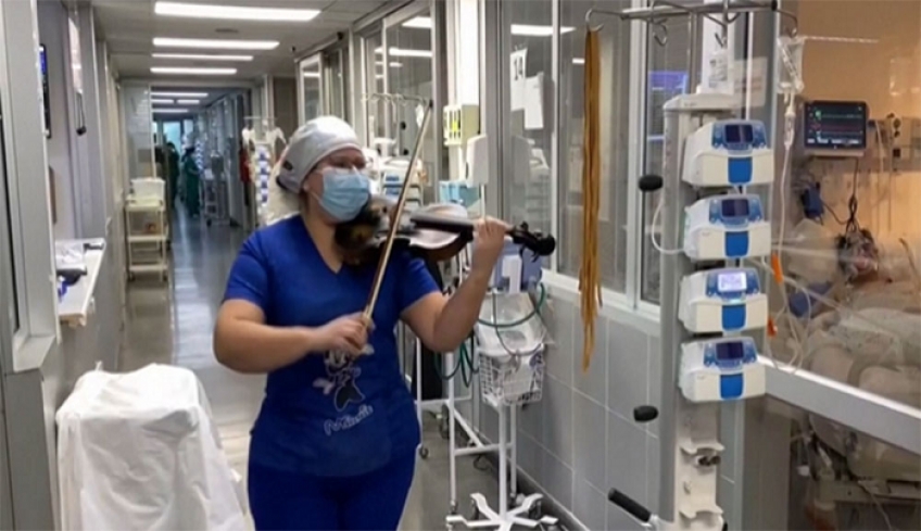 Η ομορφιά της ψυχής: Viral το βίντεο με νοσηλεύτρια που παίζει βιολί στους ασθενείς