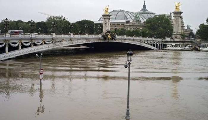 Πλημμύρες Γαλλία: Ο Σηκουάνας «απειλεί» αριστουργήματα στο Λούβρο