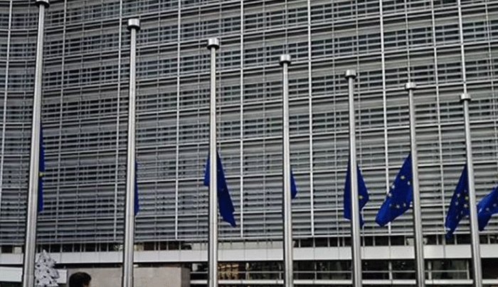 Μεσίστιες οι σημαίες στο κτίριο της Ευρωπαϊκής Επιτροπής