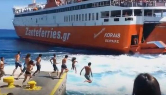 Σίκινος: Βούτηξαν στη θάλασσα στα απόνερα του πλοίου - Η απόφαση του καπετάνιου εξέπληξε τους πάντες [βίντεο]