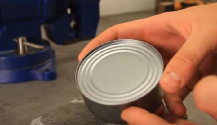 Πώς να ανοίξεις μια κονσέρβα, χωρίς ανοιχτήρι (Βίντεο)
