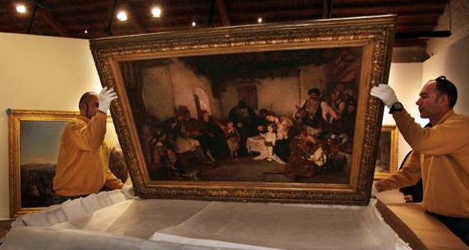 «Τα Αρραβωνιάσματα», ένα από τα πιο γνωστά έργα του Νικολάου Γύζη (1875), αποσυσκευάζονται με προσοχή για να βρουν τη θέση τους στην προσωρινή παρουσίαση της μόνιμης συλλογής ζωγραφικών έργων της Εθνικής Πινακοθήκης