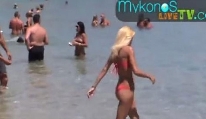 Στη Μύκονο με μικροσκοπικό μπικίνι... (Video)