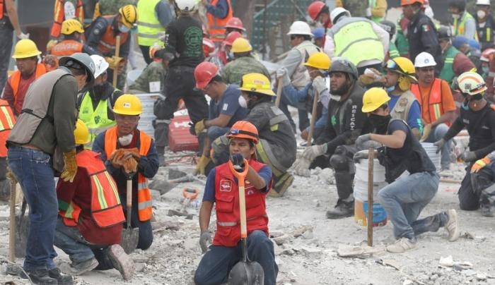 Μεξικό – σεισμός: Χάνεται η ελπίδα στα συντρίμμια – Δεν υπάρχει ζωντανό παιδί στο σχολείο που κατέρρευσε – 273 οι νεκροί [βίντεο]