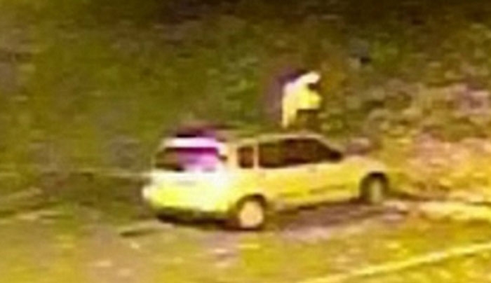 Σάπισε στο ξύλο την 18χρονη φίλη του μέχρι που έμεινε αναίσθητη (Βίντεο)