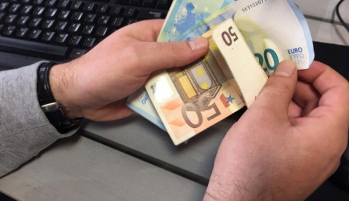 Καταθέσεις: Αδειάζουν λογαριασμούς – Βροχή οι κατασχέσεις