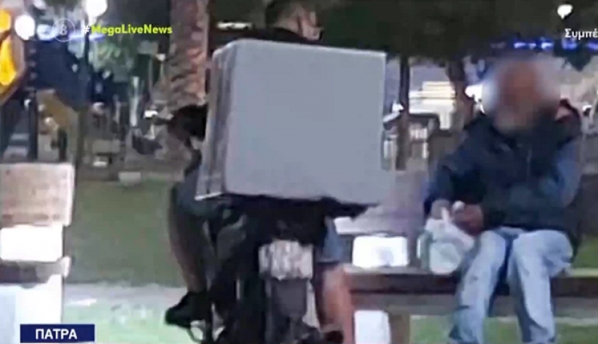 Πάτρα: Viral ο ντελιβεράς που πρόσφερε φαγητό σε άστεγο - Ο συγκινητικός διάλογός τους [βίντεο]
