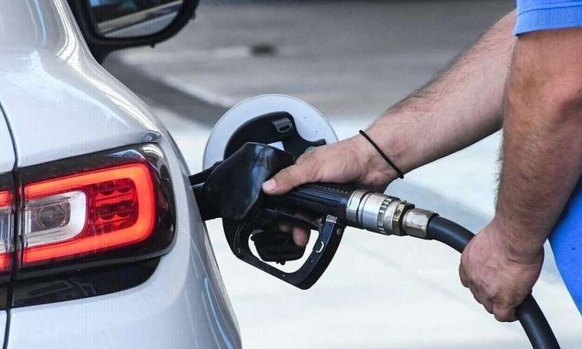 Ακρίβεια: Πάνω από 2 ευρώ το λίτρο η βενζίνη στις Κυκλάδες και τα Δωδεκάνησα
