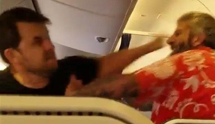 Βίντεο: Άγριο ξύλο ανάμεσα σε δυο επιβάτες αεροπλάνου