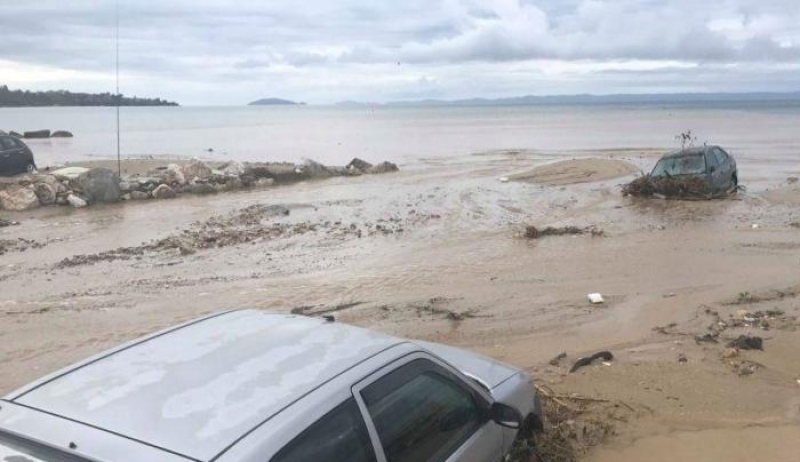 Χαλκιδική: Τα αυτοκίνητα στη θάλασσα και τα κότερα στη στεριά – Χάος στη Νικήτη από την κακοκαιρία [φωτό, βίντεο]
