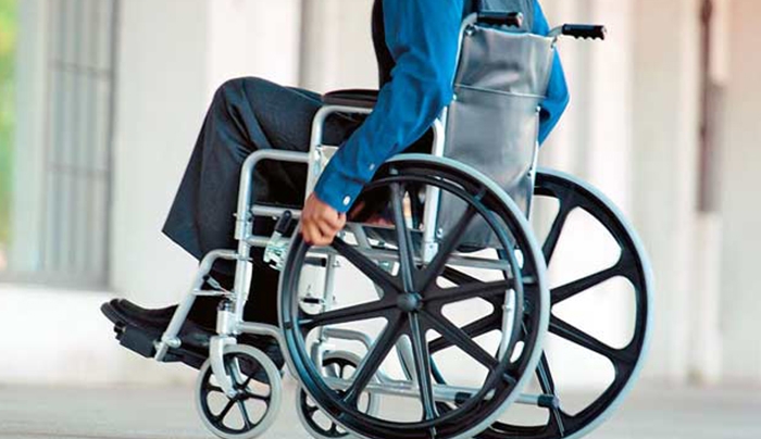 Δημιούργησαν αναπηρική καρέκλα που επιτρέπει στον ασθενή να στέκεται όρθιος (ΒΙΝΤΕΟ)